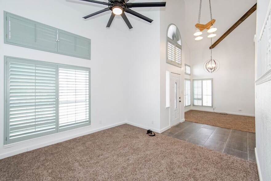 Building Photo - 908 Los Pinos Way