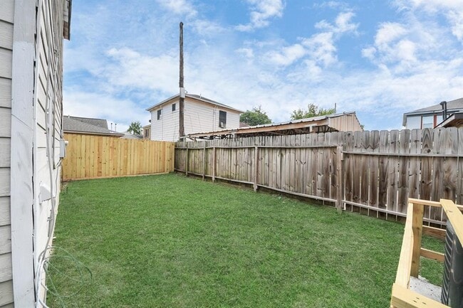 Building Photo - 2902 Truxillo St