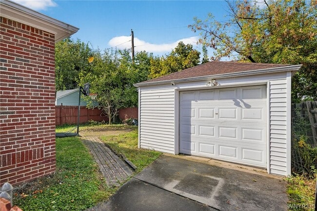 Building Photo - 116 Springville Ave