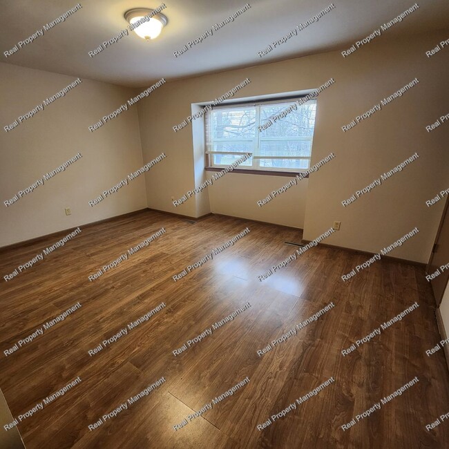 Building Photo - 2 Bedroom Townhome