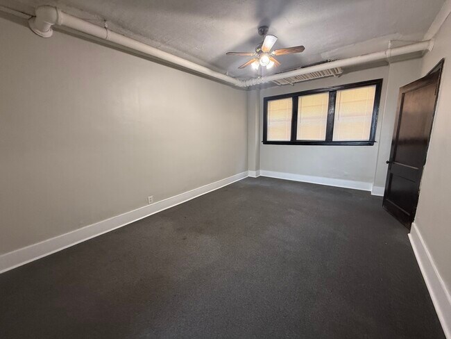 Building Photo - 3252 Maple Ave