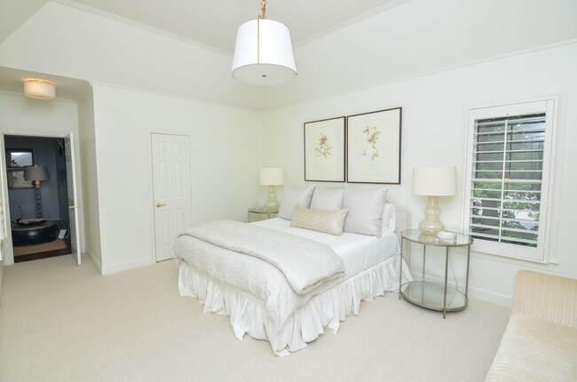 Building Photo - English Cottage in the heart of Belle Meade