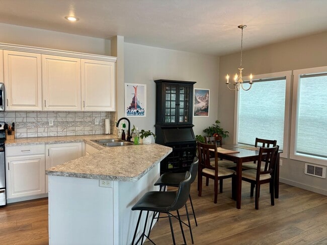 Building Photo - Victor - 4BR 3.5 Bath Townhouse Attached Garage