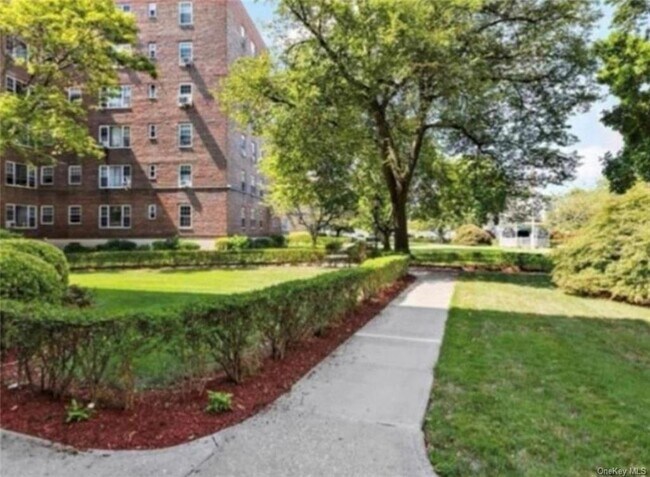 Building Photo - 210 Pelham Rd