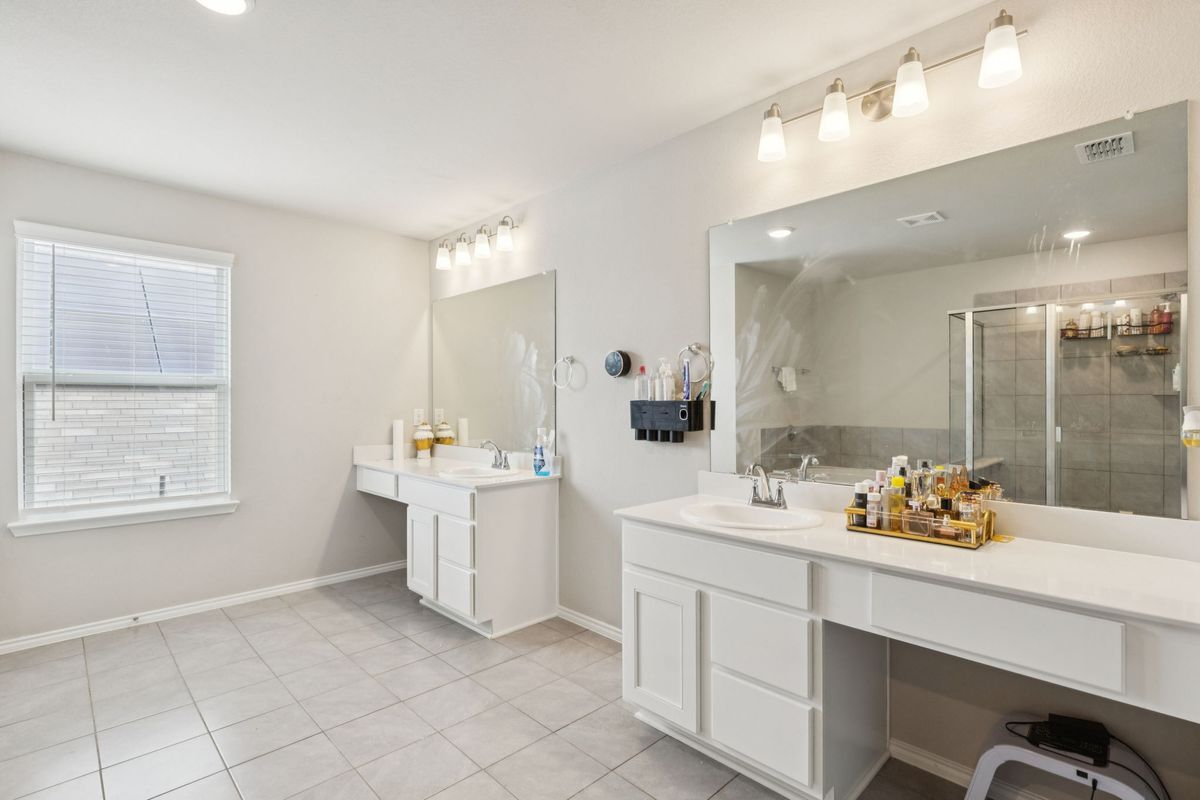 Building Photo - 8982 Delway Dr