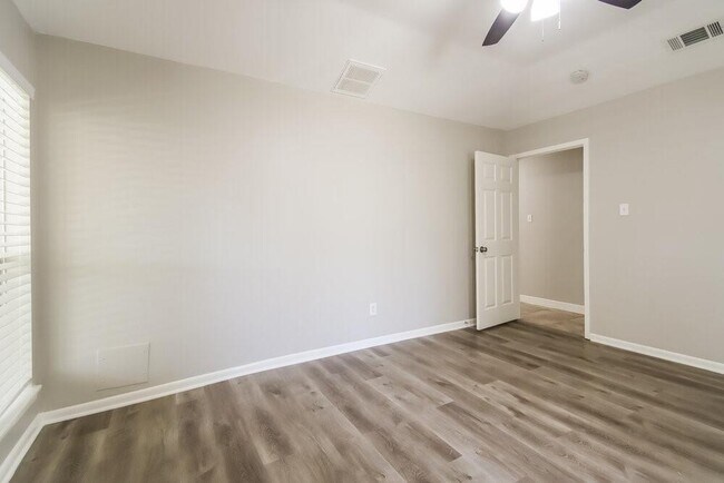 Building Photo - 1235 Park Ln