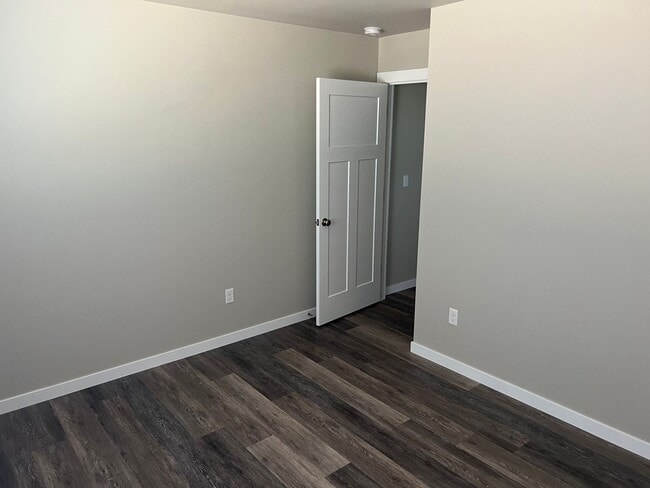 Building Photo - Country quiet, brand new house