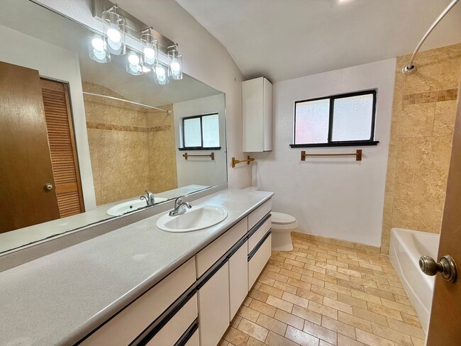 Building Photo - Pet friendly & Spacious - 3 Bedroom / 2 Ba...