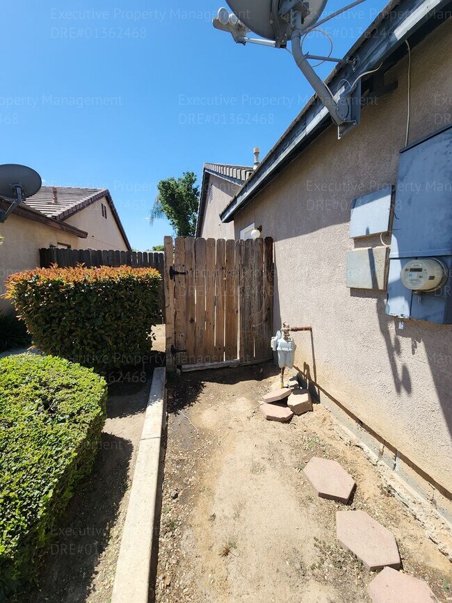 Building Photo - 5 bedrooms/ 2 baths Location Olive Dr/ Old Farm Rd