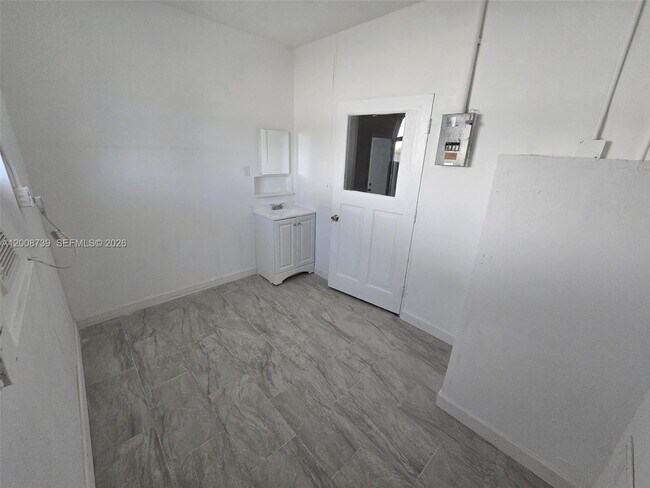 Building Photo - 2511 Plunkett St