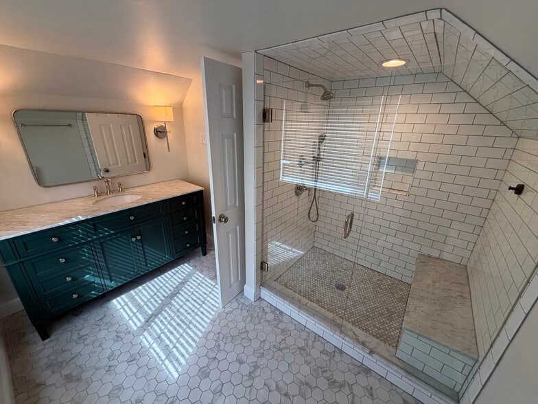 Primary Bathroom (2nd floor) - 2641 Vanderen Dr