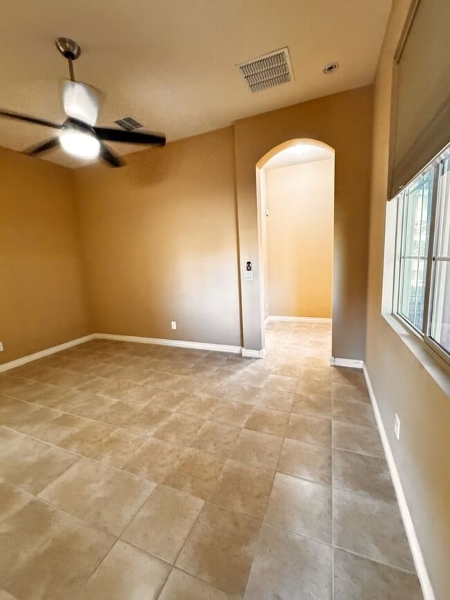Building Photo - 4 Bedroom + den energy efficient Hamilton High