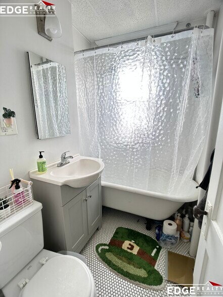 Building Photo - 264 Kelton St