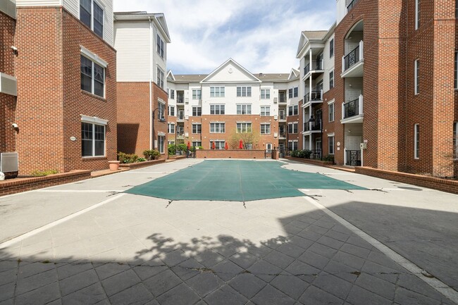 Building Photo - Beautiful 2 Bedroom, 2 Bath Condo In The H...