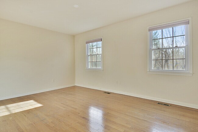 Building Photo - "Coming Soon" Stunning 4 bed, 4.5 baths, N...