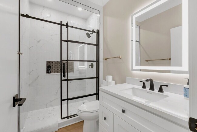 Building Photo - 2 Bedroom, 2 Full Bathroom Condo in a Gated Keowee Key Community