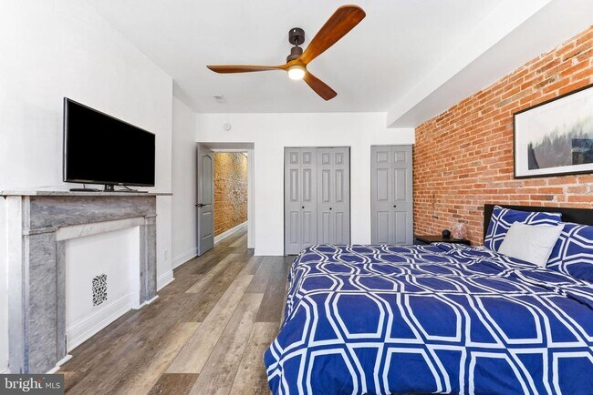 Building Photo - 737 Dolphin St