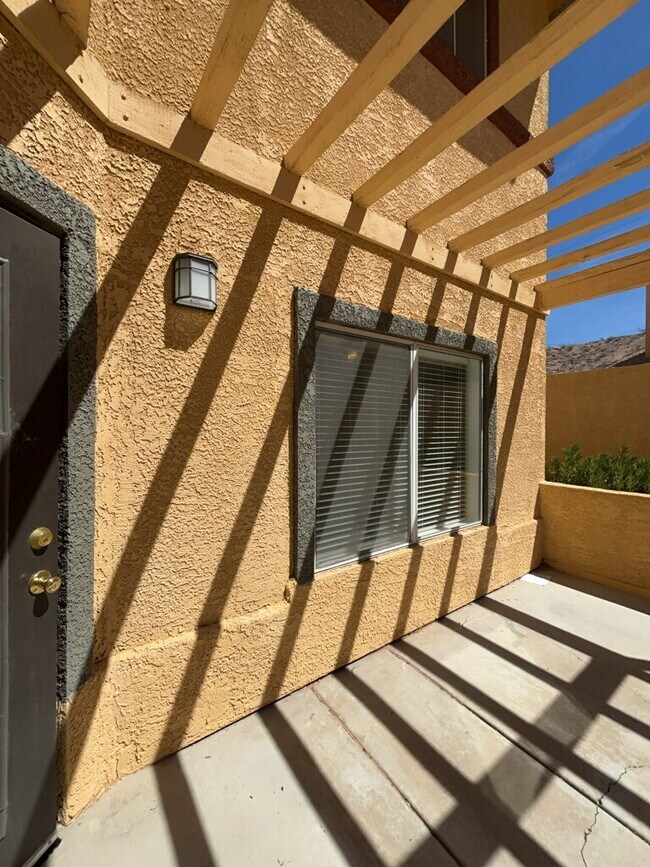 Building Photo - Spacious 3-Bed / 2.5 Bath Oasis: Modern Living in the Heart of Las Vegas!