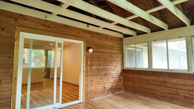 Building Photo - 15229 Buchanan Ct