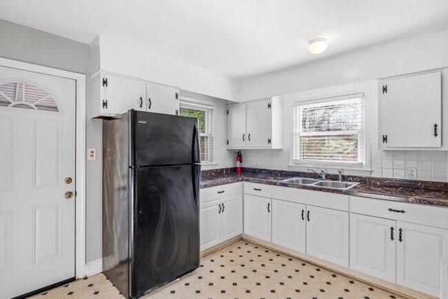 Building Photo - Adorable Brick Ranch Home in the Desirable Lindley Park Area! Updated, Hardwood Floors, Fenced!