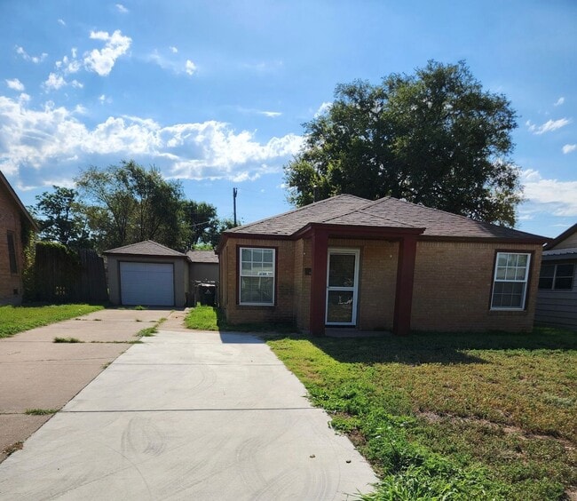 Primary Photo - HUD ACCEPTED!! Adorable updated 2bedroom 1...