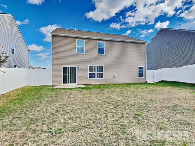 Building Photo - 2831 Village Center Dr