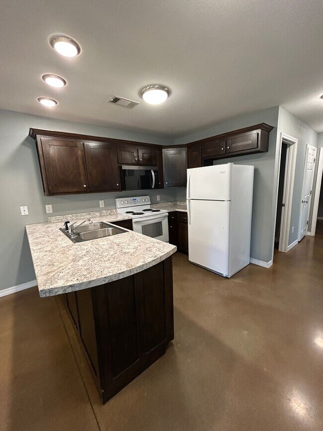 Building Photo - 117 Sequoya Dr