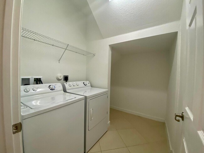 Building Photo - 10283 Wellington Parc Dr