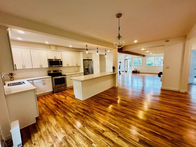 Building Photo - Stylish 4-Bed, 3-Bath Home in South Seattle