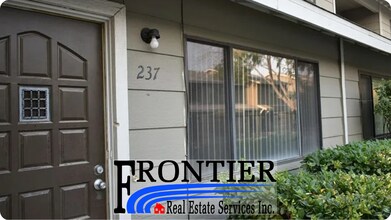 Building Photo - Cozy 3 bed 2.5 bath