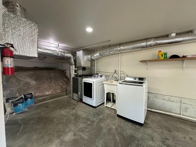 Building Photo - 2350 Rosewood Dr