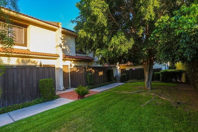 Building Photo - >>>>> TWO BEDROOM 1.5 BATHS TOWN-HOME STYL...