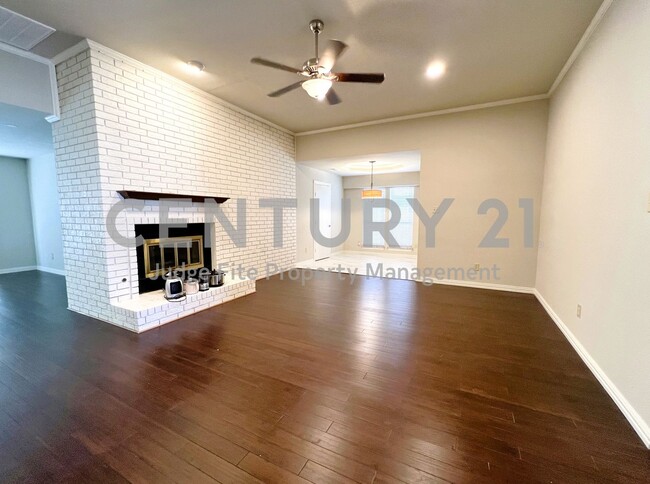 Building Photo - Nicely Updated 3/2/2 in North Dallas For R...