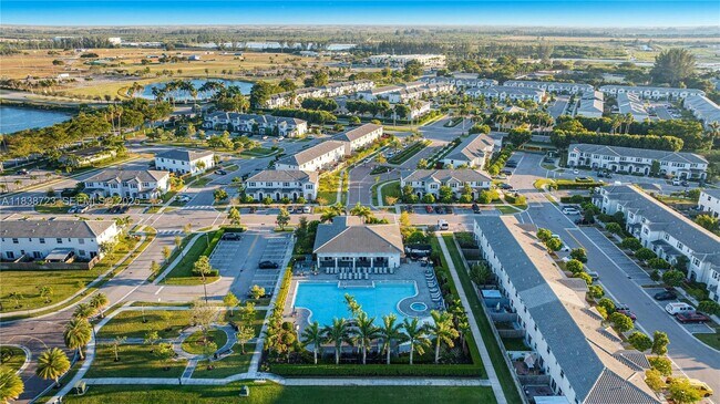 Building Photo - 2649 SE 13th St