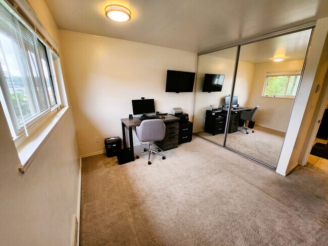 Building Photo - Furnished 2 bedroom Condo with view of Lake Union