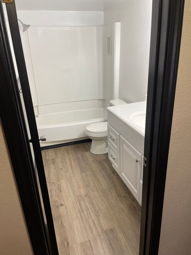 Building Photo - 3 bed 2.5 bath