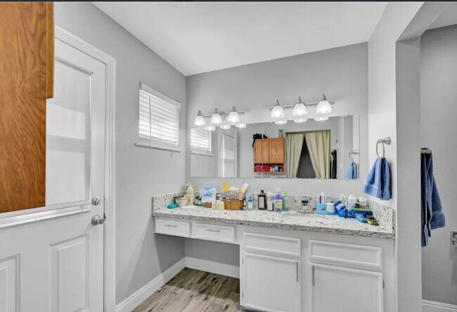 Building Photo - Beautifully renovated single-story home fe...
