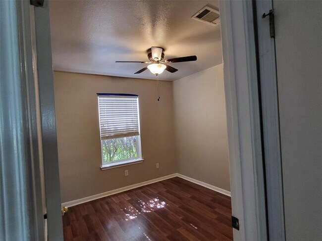Building Photo - 512 Maplecreek Dr