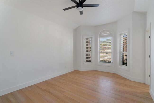 Building Photo - 401 Roy Creek Ln