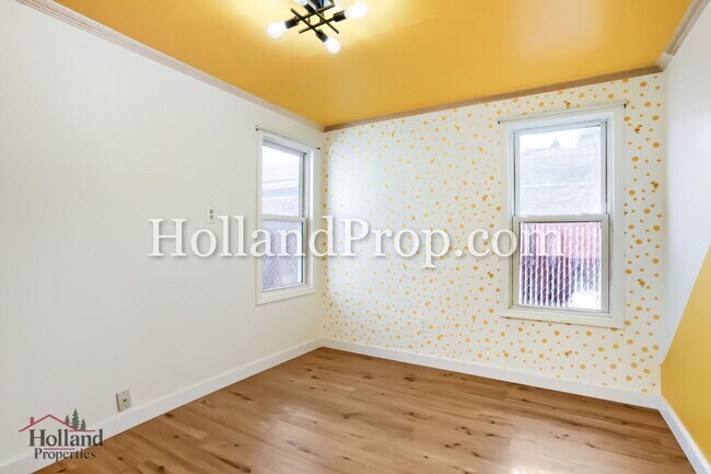 Building Photo - Welcome Home to Your Perfect Hillsboro Retreat!