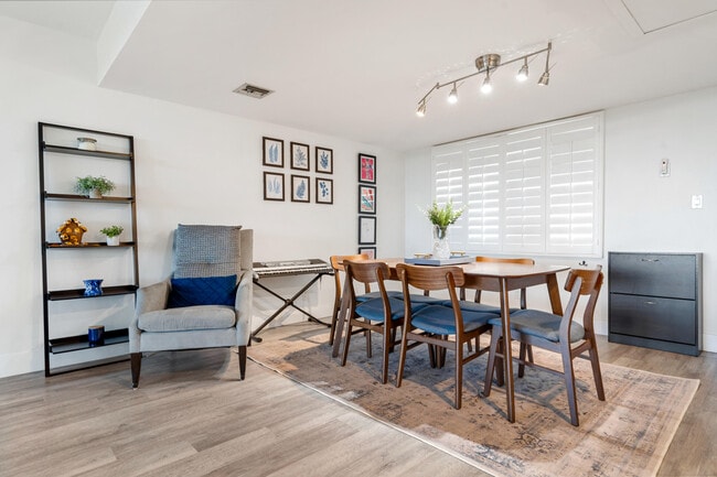 Building Photo - 3900 Oaks Clubhouse Dr