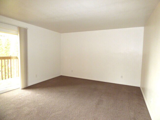 Building Photo - Rent Special: FREE June's Rent - 2 Bedroom 1 Bath Unit NE Salem!