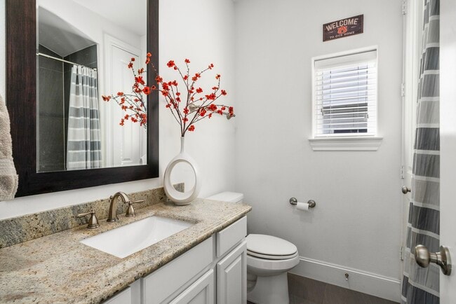 Building Photo - 816 Ennis St