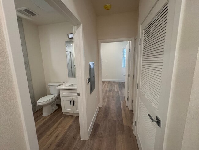 Building Photo - 1015 W 21st St