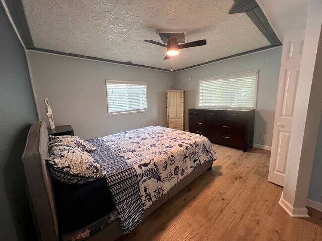 Building Photo - The absolute cutest rental you'll see - 2/2 mobile home in Davie 55+ community