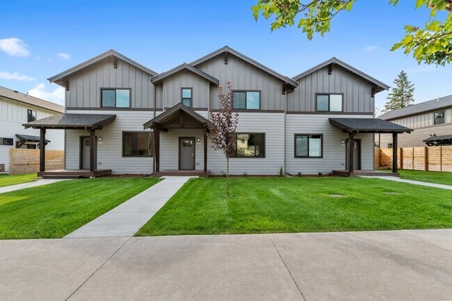 Building Photo - 3 bedroom, 2.5 bath townhome, minutes from downtown Whitefish