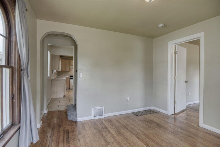 Building Photo - 1023 E Augusta Ave