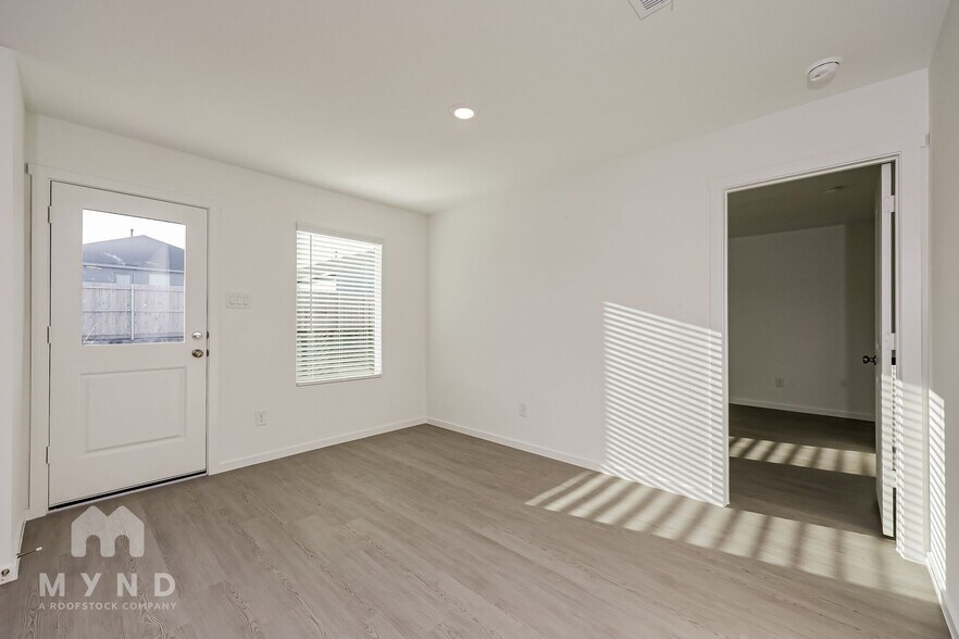 Building Photo - 2700 River Knl Ln