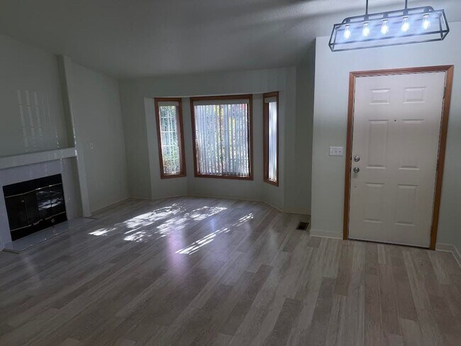 Building Photo - Updated Single Level Home in Highly Sought...