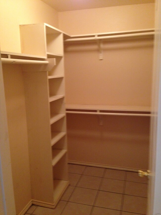 Walking closet master - 3706 Joby St